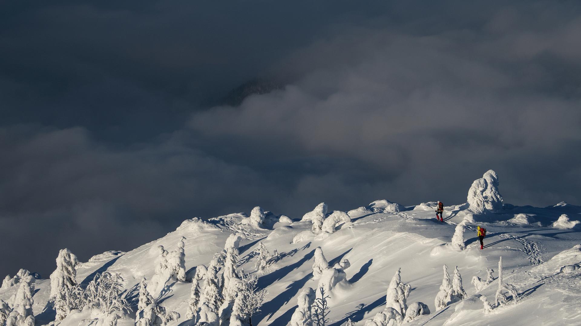 Góra nadal otoczona morzem chmur