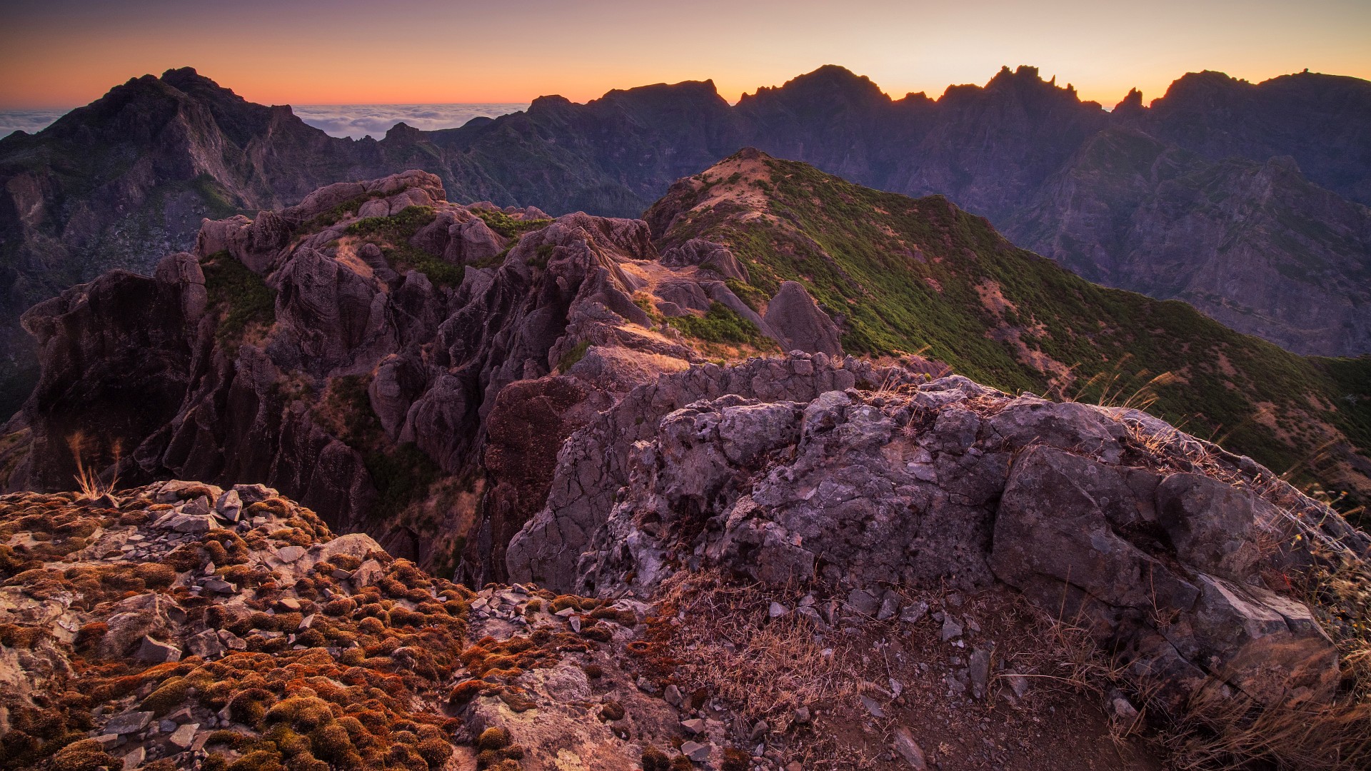 Na szczycie Pico Grande z Pico Casado, Pico Ruivo, Pico das Torres, Pico do Cidrão i Pico do Arieiro w tle
