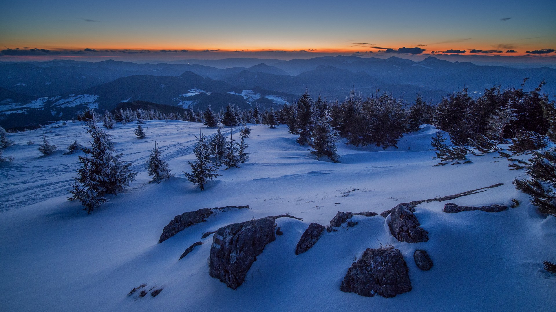 Widok na zachód: Mała i Wielka Fatra na horyzoncie